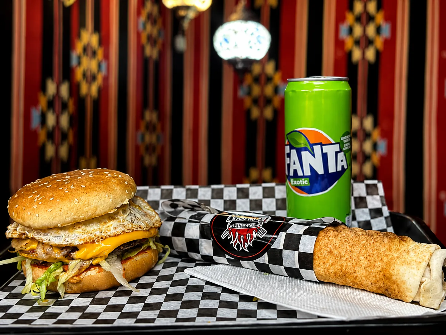 Cheeseburger à l'œuf, tacos et boisson fraîche